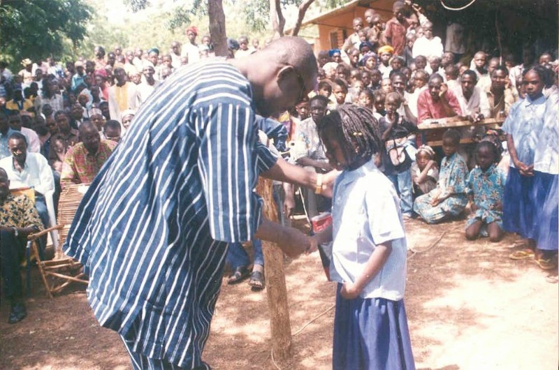 Images/01-Er�ffnung-Kind bekommt Schulsachen.jpg